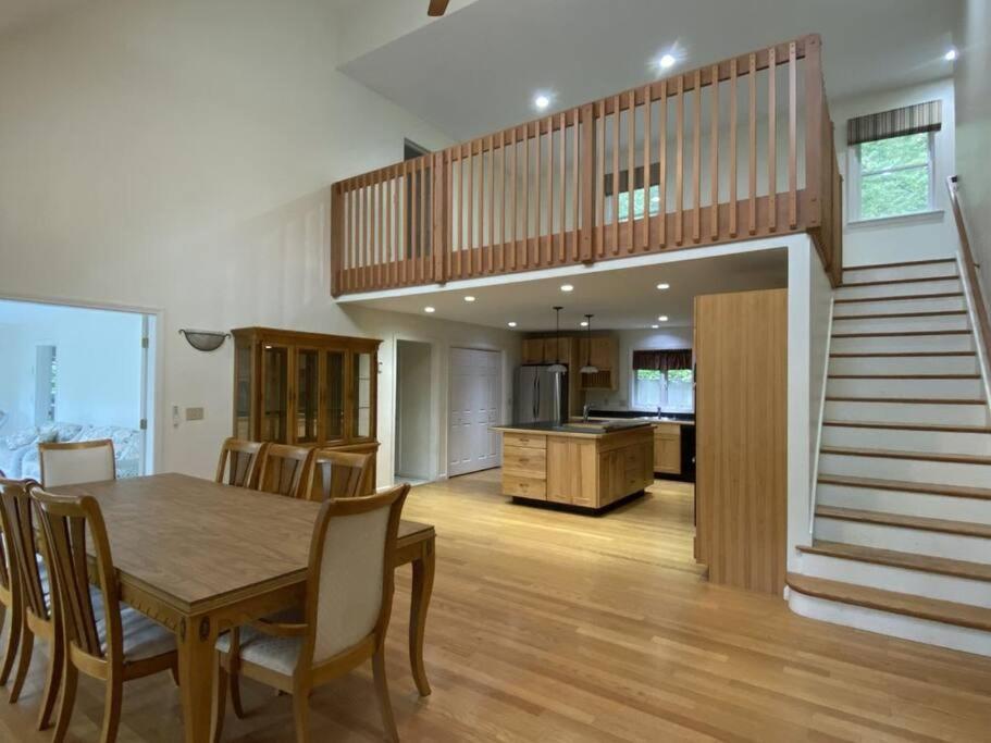 Beautiful Spacious Home W/ Game Room. ギルフォード エクステリア 写真
