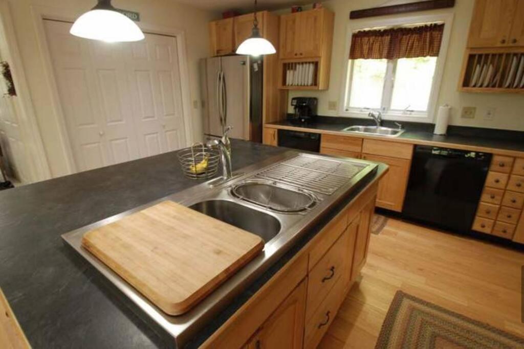 Beautiful Spacious Home W/ Game Room. ギルフォード エクステリア 写真